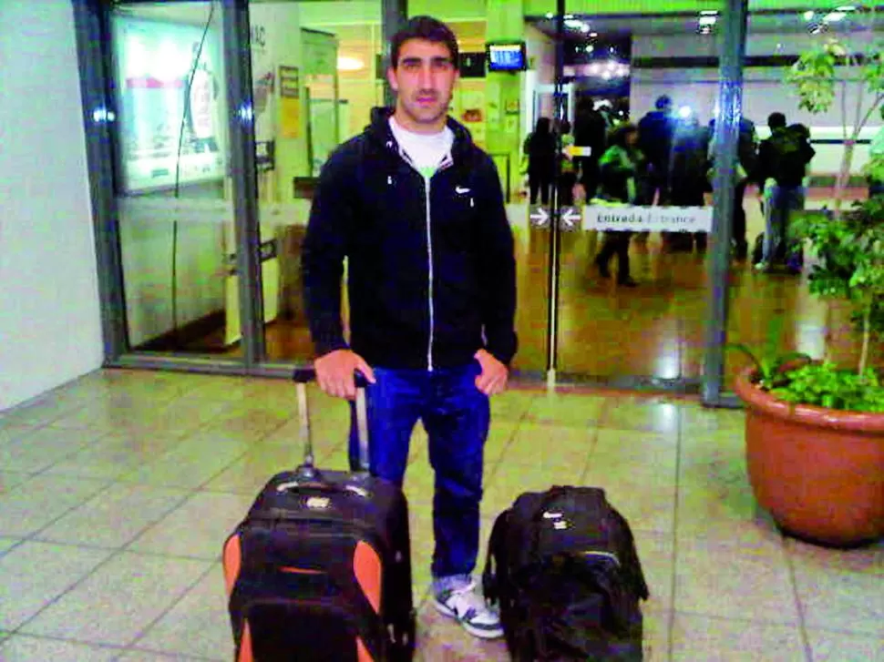 ANTES DE LA PARTIDA. Gabriel Ascárate se marcha a Francia con sus bolsos llenos de ilusión y esperanza. GENTILEZA FOTO DE RICARDO ASCáRATE