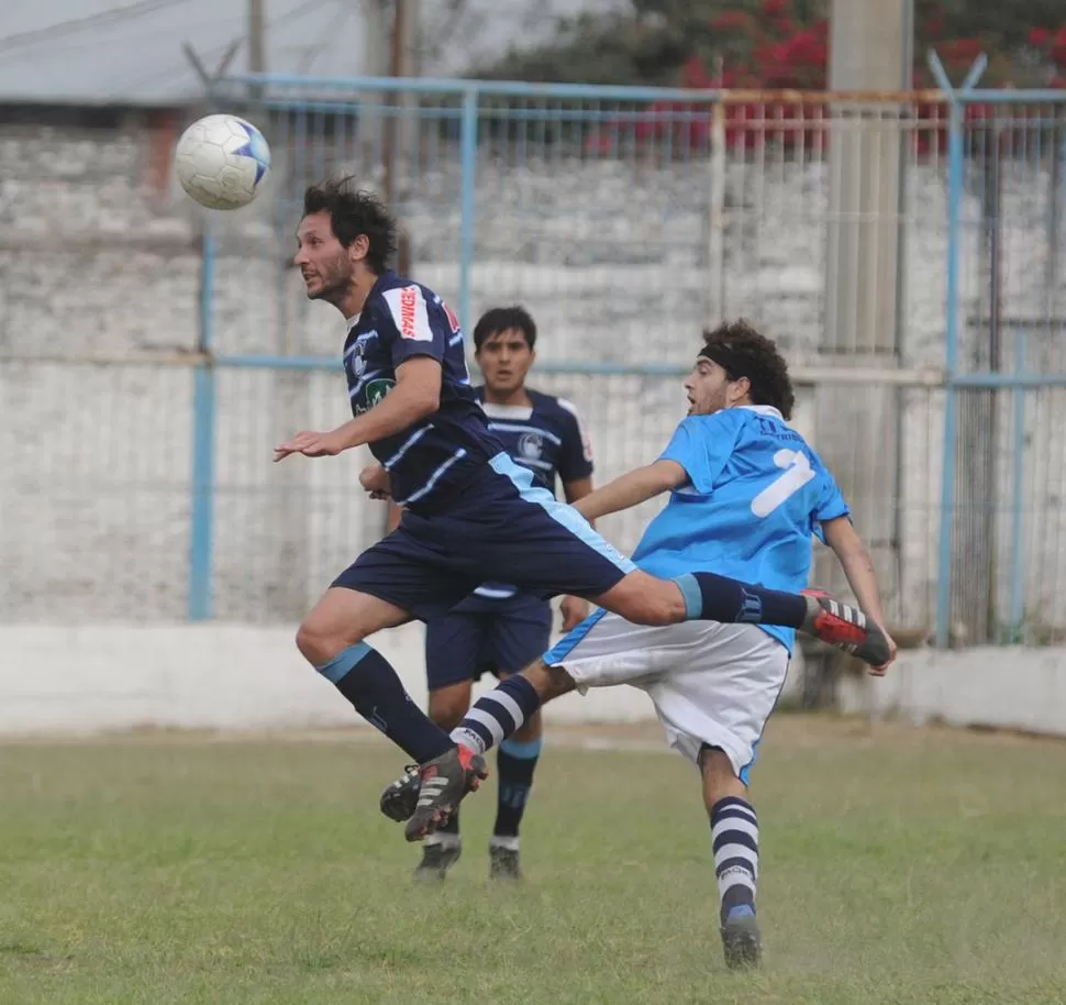 PRIMERO YO. Nieva, de los leones le gana en lo alto a Delgado. LA GACETA / FOTO DE ANTONIO FERRONI