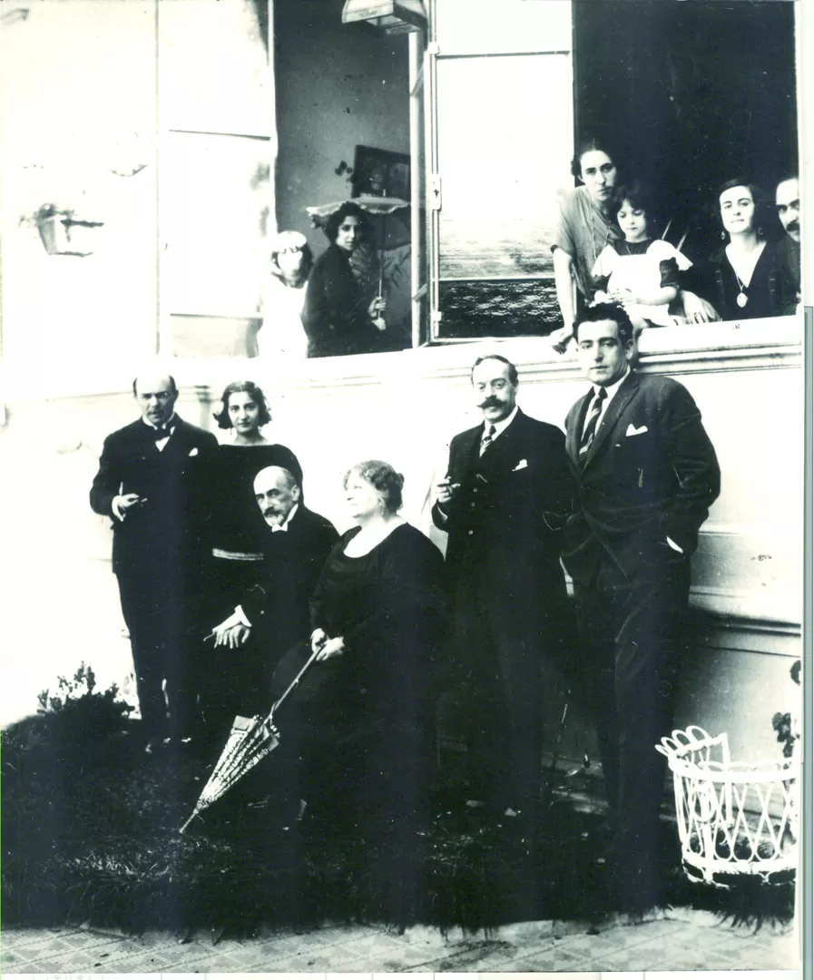 VISITANTE ILUSTRE. En octubre de 1922, el Premio Nobel Jacinto Benavente aparece sentado junto a doña Adela Savini de Remis, en los jardines de 25 de Mayo 471. LA GACETA / ARCHIVO 