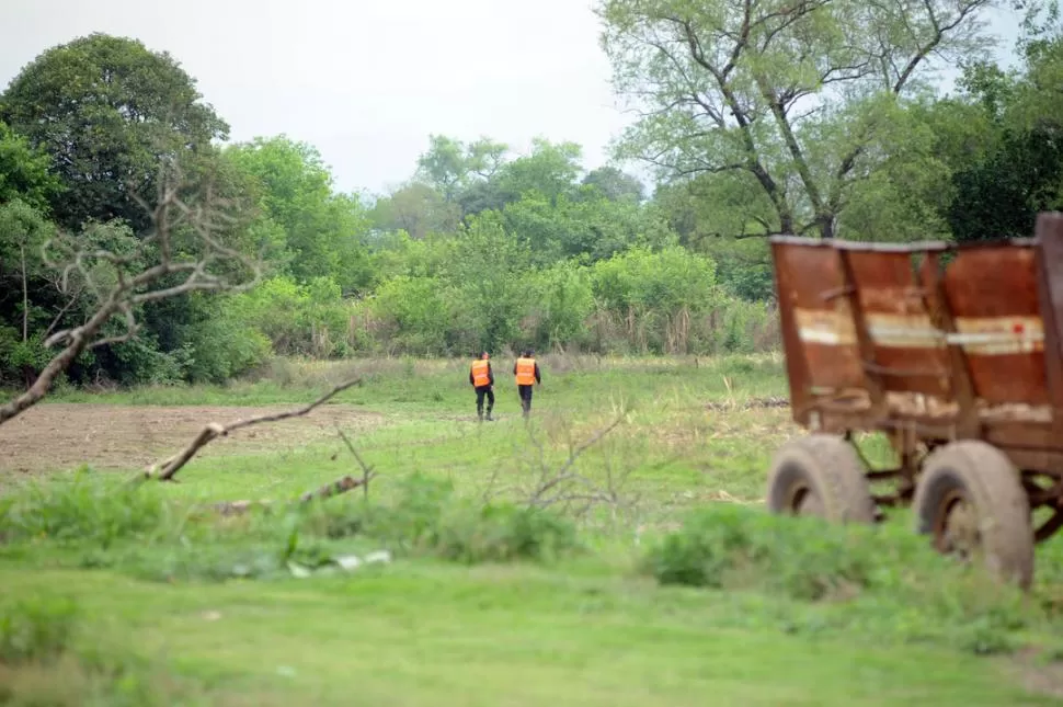 EXPLORARON ENTRE LAS MALEZAS. La Policía realizó ayer varios rastrillajes en los lugares más recónditos de la localidad de Monteros para intentar localizar a las hermanitas. LA GACETA / FOTOS DE OSVALDO RIPOLL