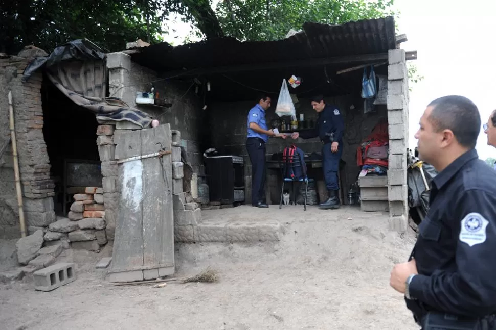 PRECARIEDAD. La casa donde viven las menores, junto a su familia, no tiene puertas ni ventanas. LA GACETA / FOTO DE OSVALDO RIPOLL