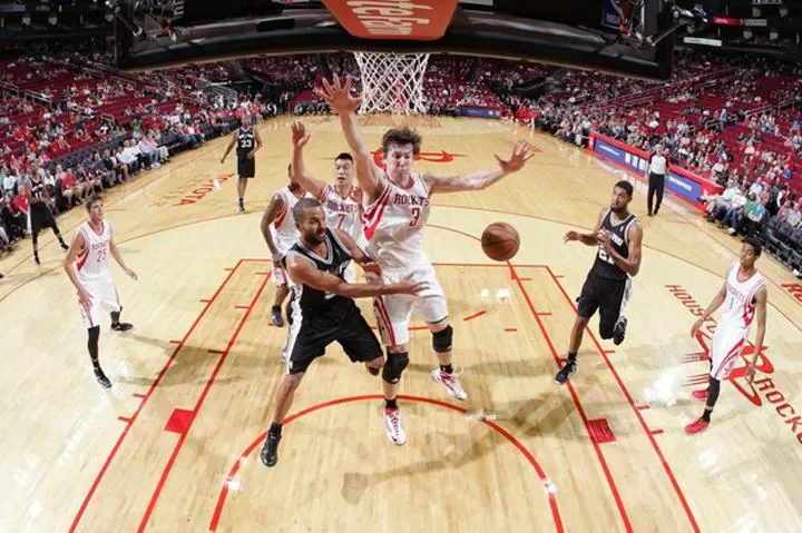 CONDUCTOR. El francés Tony Parker intercaló con Danny Green la base de los Spurs. FOTO TOMADA DE NBA.COM