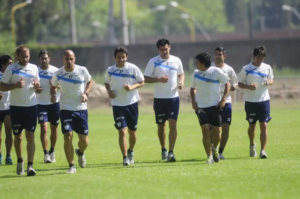 SEGUIRÁN JUGANDO. Barone y Mármol, que en la foto corren junto a Barrado, será la dupla de centrales el lunes. LA GACETA / FOTO DE ANALíA JARAMILLO