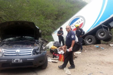 Un camión chocó contra una camioneta y cayó al río