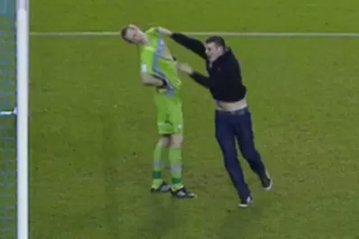 Increíble: un hincha entró a la cancha y le pegó al arquero