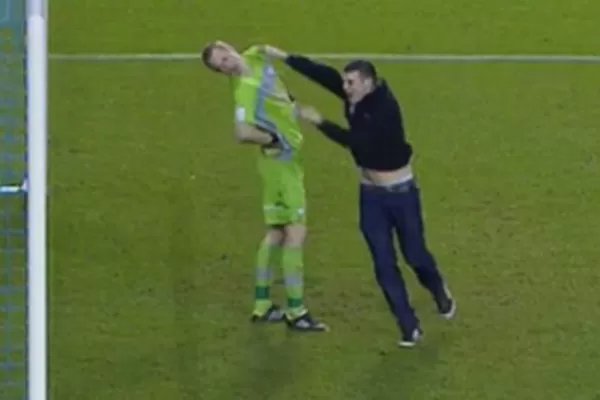 Increíble: un hincha entró a la cancha y le pegó al arquero