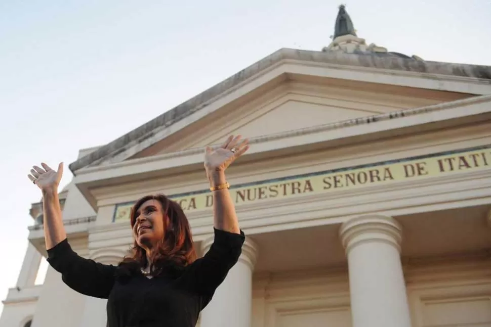 EN CORRIENTES. La mandataria, durante su visita al santuario de la Virgen de Itatí. NA