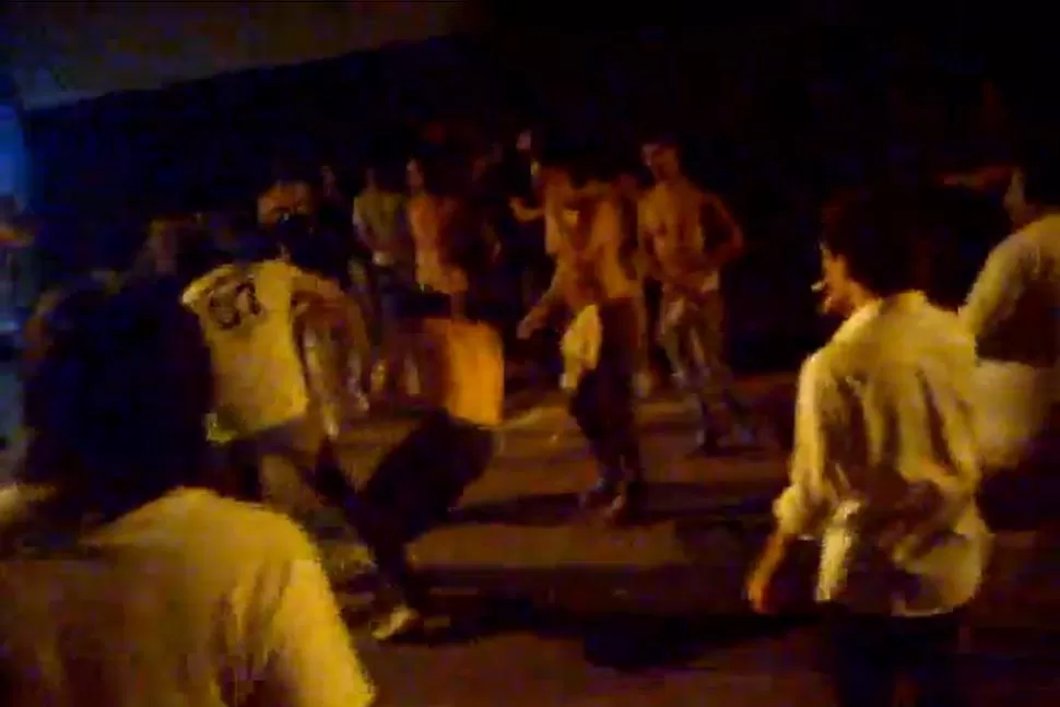 EL MOMENTO DEL IMPACTO. El joven agredido cayó inconsciente sobre el pavimento. CAPTURA DE VIDEO