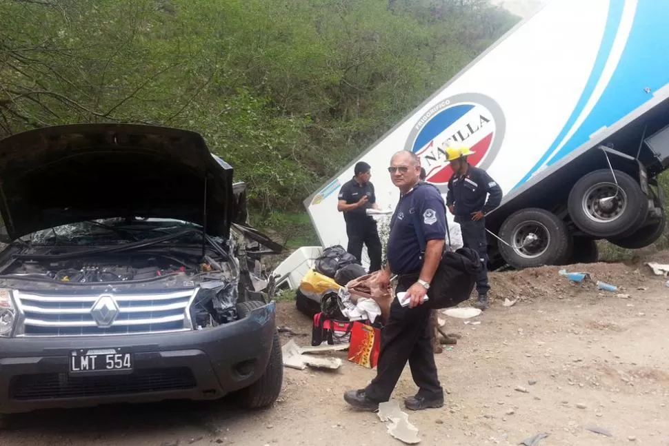 ACCIDENTADA ESCENA. La Duster sufrió daños sobre el lateral izquierdo. FOTO TOMADA DE TWITTER / LUCENTI009