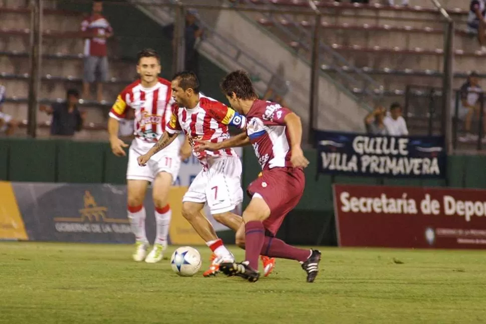 LE CERRARON EL CAMINO. Ibáñez no tuvo mucha incidencia en el partido. Los defensores locales lo bloquearon. FOTO DE ROLANDO DIAZ (Especial para LA GACETA)