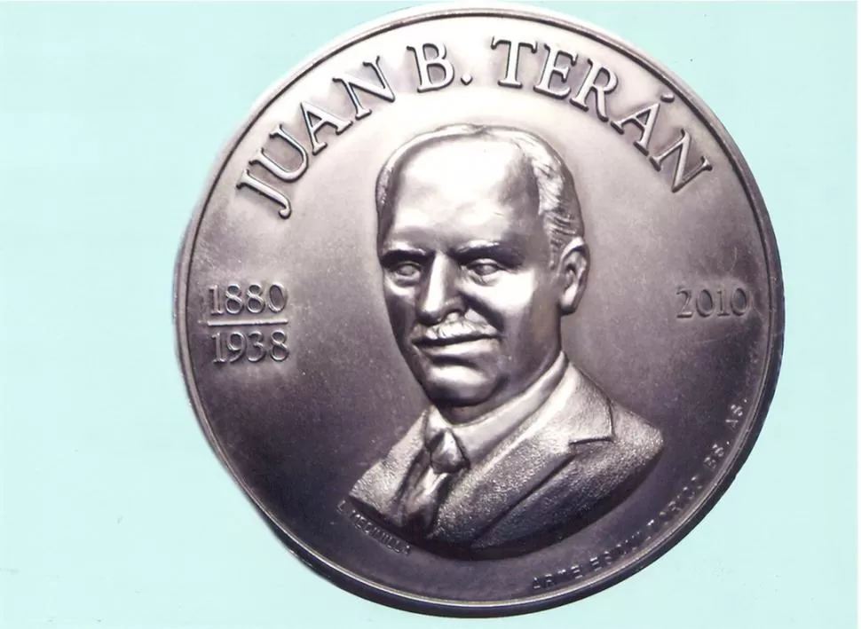 JUAN B. TERÁN. Su rostro en la medalla acuñada por la Academia Nacional de la Historia hace dos años. LA GACETA / ARCHIVO