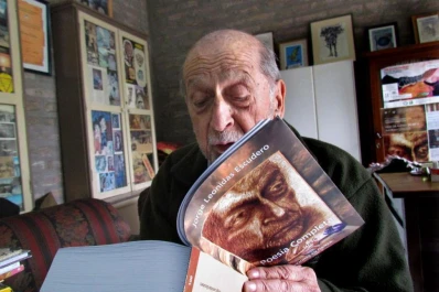 El poeta a veces camina haciendo equilibrio entre la verdad y los espejismos