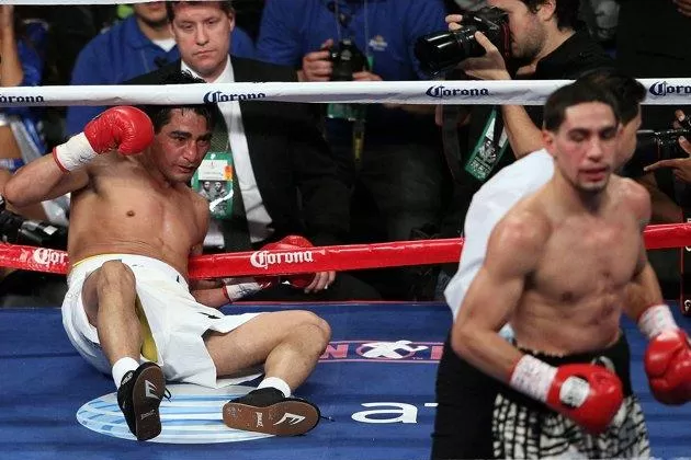 DURISIMO. Morales desde el piso ve cómo se aleja victorioso García. FOTO TOMADA DE AR.DEPORTES.YAHOO.COM