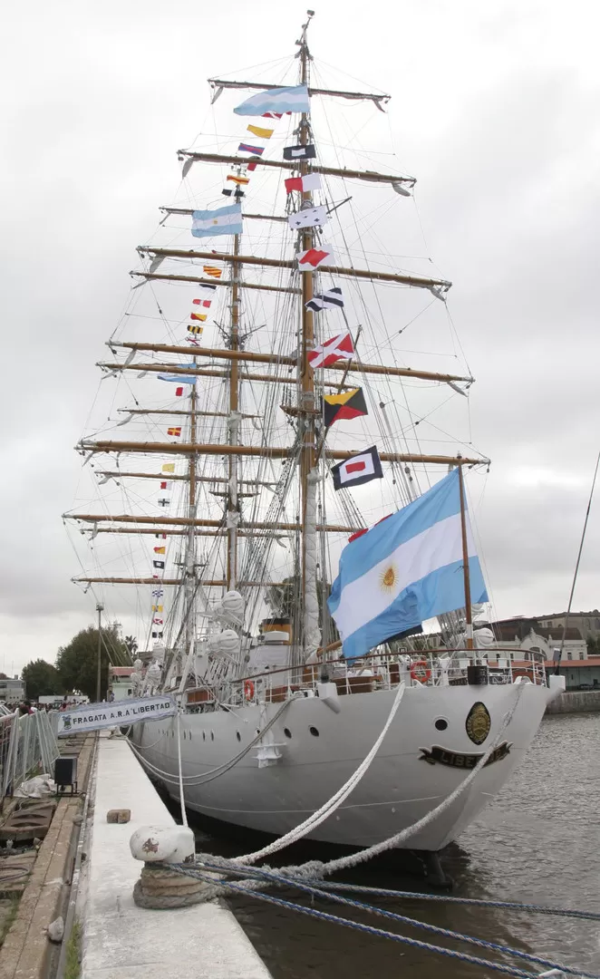 SÍMBOLO. La Fragata Libertad está retenida en un puerto de Ghana, África. 