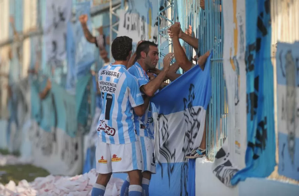 ALEGRÍA. Fabián García acaba de señalar el empate de los leones y lo festeja con la gente. Visintini se acerca para felicitar al mediocampista. LA GACETA / FRANCO VERA