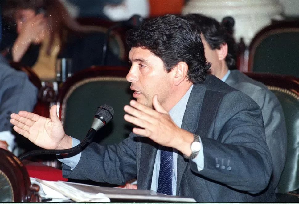 ¿VOLVERÁ? Brito aparece en su banca, cuando fue legislador por Fuerza Republicana en el período 1999-2003. LA GACETA / FOTO DE ENRIQUE GALINDEZ ( ARCHIVO)