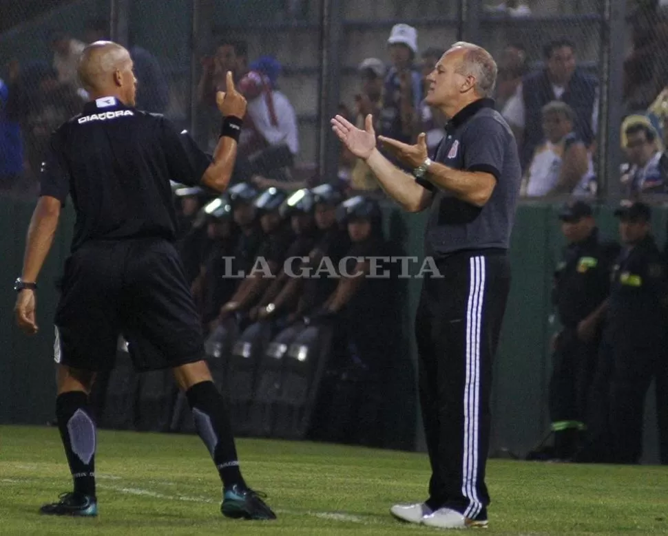 PARTIDO APARTE. El árbitro Miguel Mazón apercibió varias veces al técnico Carlos Ramacciotti durante el partido jugado el viernes en la capital salteña. ROLANDI DIAZ (ESPECIAL PARA LA GACETA)