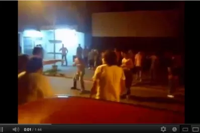 Peleó a la salida de un boliche y terminó tirado en el pavimento