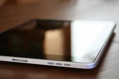 Hallaron la foto de su profesora en topless en un iPad del colegio y terminaron suspendidos