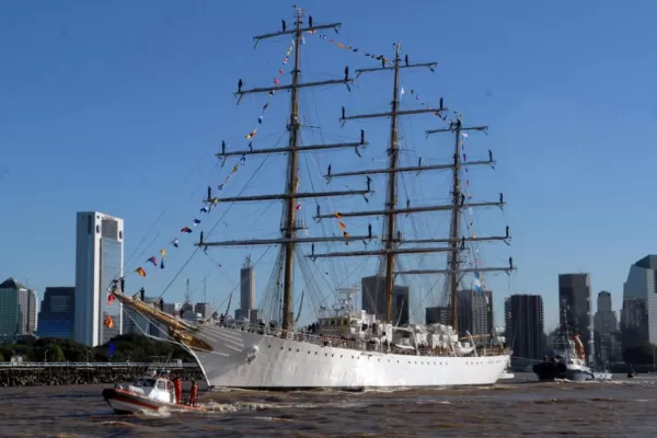 Mi hija está mal, dice el padre de una tucumana en la Fragata Libertad