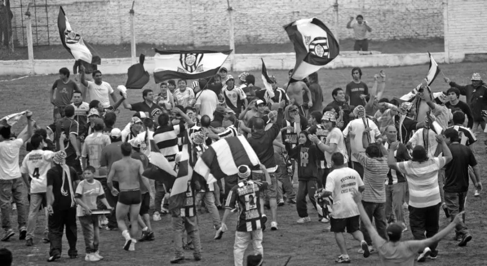 RIENDA SUELTA AL FESTEJO. Cruz Alta y su gente celebraron la vuelta a la máxima competencia liguista. LA GACETA / FOTO DE ENRIQUE GALINDEZ 