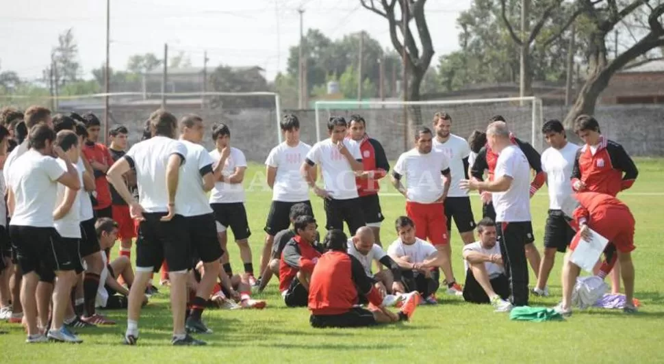 DIALOGO. El DT buscará hacer reaccionar a sus jugadores. LA GACETA / ARCHIVO