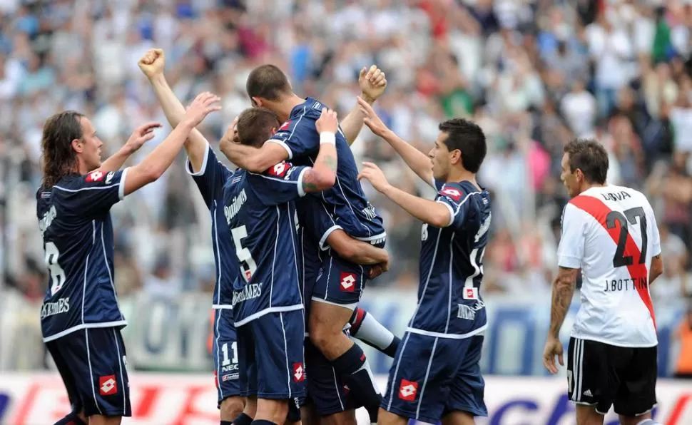 ¡TRAGAME TIERRA! Medio equipo cervecero celebra con el goleador Cauteruccio, mientras Bottinelli se lamenta el grosero error que cometió. TELAM 