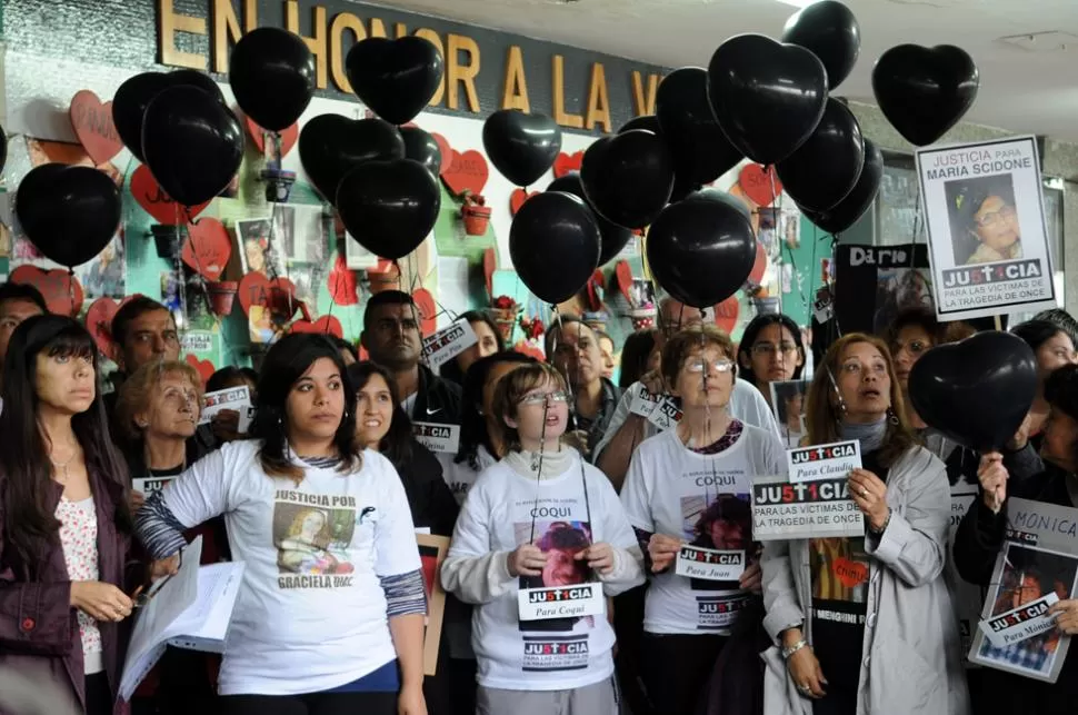 DOLOR Y RECUERDO. En la tragedia de Once murieron 51 personas y 700 resultaron heridas. TELAM