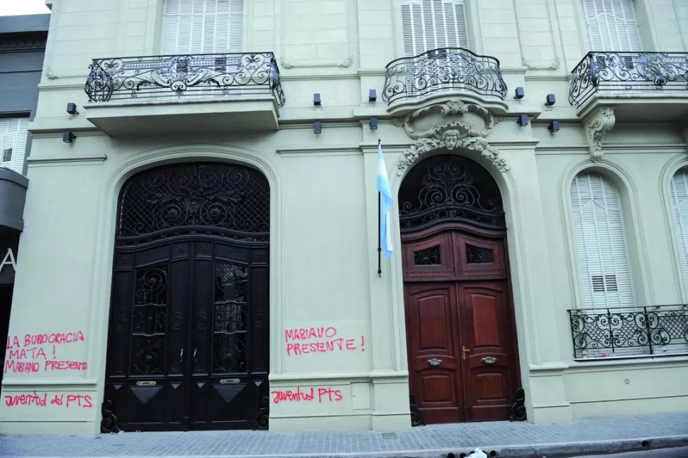PINTADAS. La fachada revalorizada de Derecho duró 15 días limpia. LA GACETA / FOTO DE FRANCO VERA 