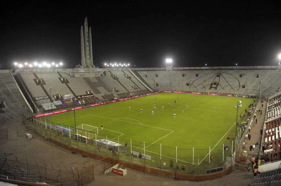 ¿AGUANTARA? Jugadores y cuerpos técnicos están pendientes del estado del campo de juego del Ducó. TELAM / ARCHIVO