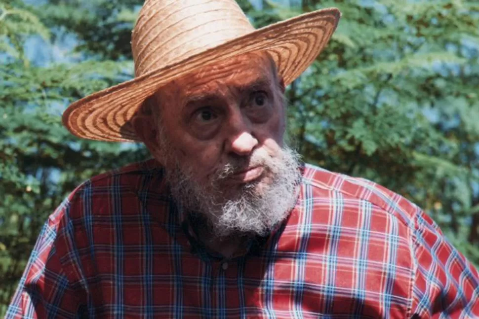 DISTENDIDO. Castro se mostró con camisa a cuadros y sombrero de paja, en un jardín en La Habana. FOTO TOMADA DE CUBADEBATE.CU / ALEX CASTRO