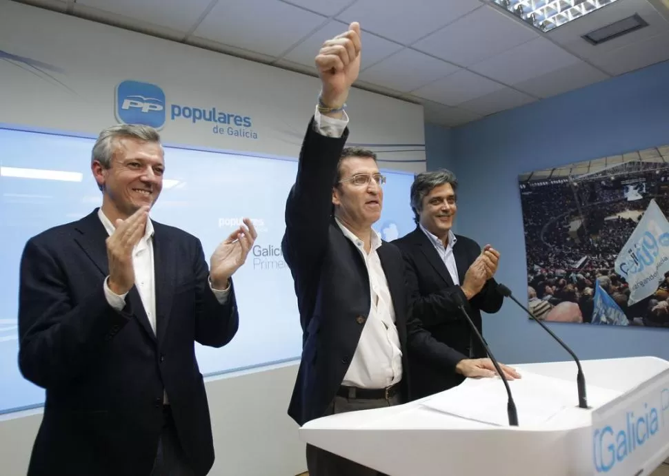 FESTEJO GALLEGO. Alberto Núñez Feijóo, al centro, celebra el triunfo del PP en Galicia, donde logró mantener la supremacía parlamentaria. REUTERS