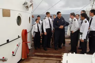 Al menos cuatro tucumanos están retenidos en la Fragata Libertad