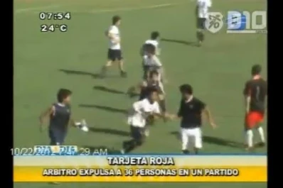 Un árbitro expulsó a 36 jugadores tras una batalla campal