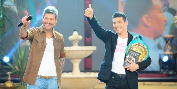 SALUDO. Tinelli y Martínez, sonrientes y con el pulgar hacia arriba. FOTO TOMADA DE RATINGCERO.COM