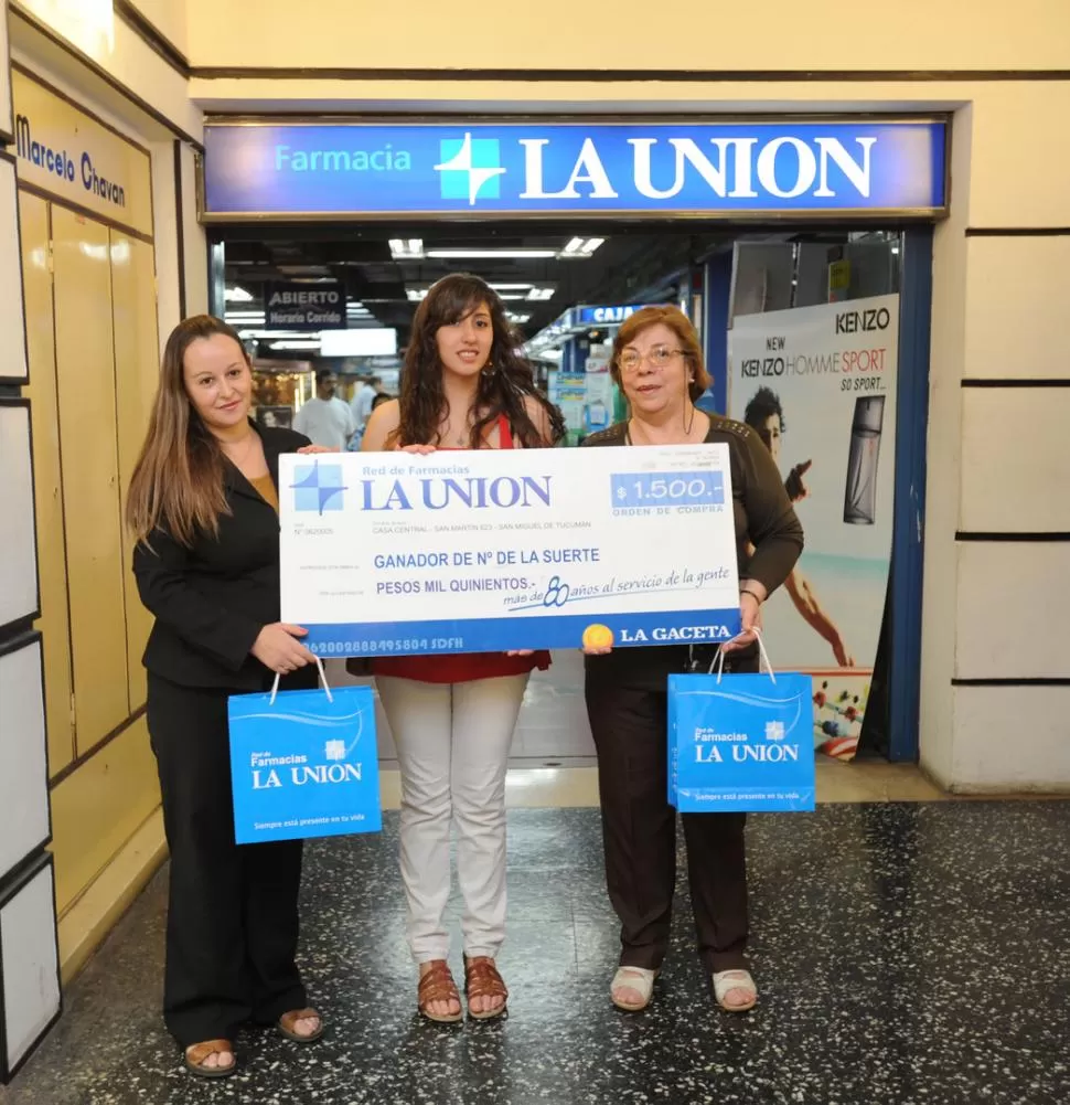 LA ORDEN GANADORA. Rosario Quirantes y su nieta Sofía reciben el premio. LA GACETA / FOTO DE ENRIQUE GALINDEZ 
