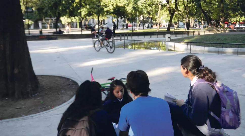 TESTIMONIO. De espaldas, el joven cuenta cómo llegó a la droga. LA GACETA 