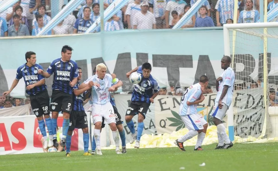 LA LEY DEL EX. Páez, que en la foto estorbaba a la barrera en la previa del gol, volverá a enfrentarse con su anterior equipo. ARCHIVO LA GACETA / FOTO DE HÉCTOR PERALTA