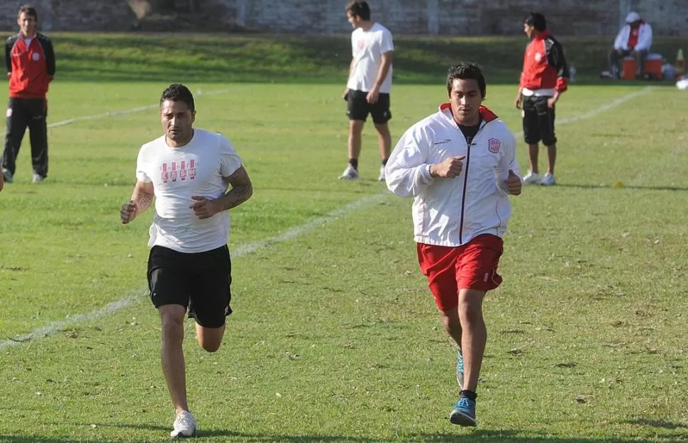 PUESTA A PUNTO. Balvorín está en duda para el partido contra los santiagueños, mientras que Diego Pave seguirá cuidando los palos de los santos. LA GACETA / FOTO DE HÉCTOR PERALTA