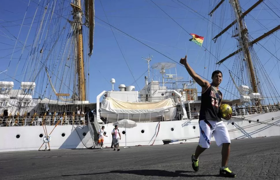 UN POCO DE RELAX. Tripulantes del buque escuela de la Armada pudieron realizar en Ghana varias actividades el fin de semana, entre ellas, jugar al fútbol. La mayoría llegará mañana al país. Quedará una pequeña dotación en el navío. REUTERS