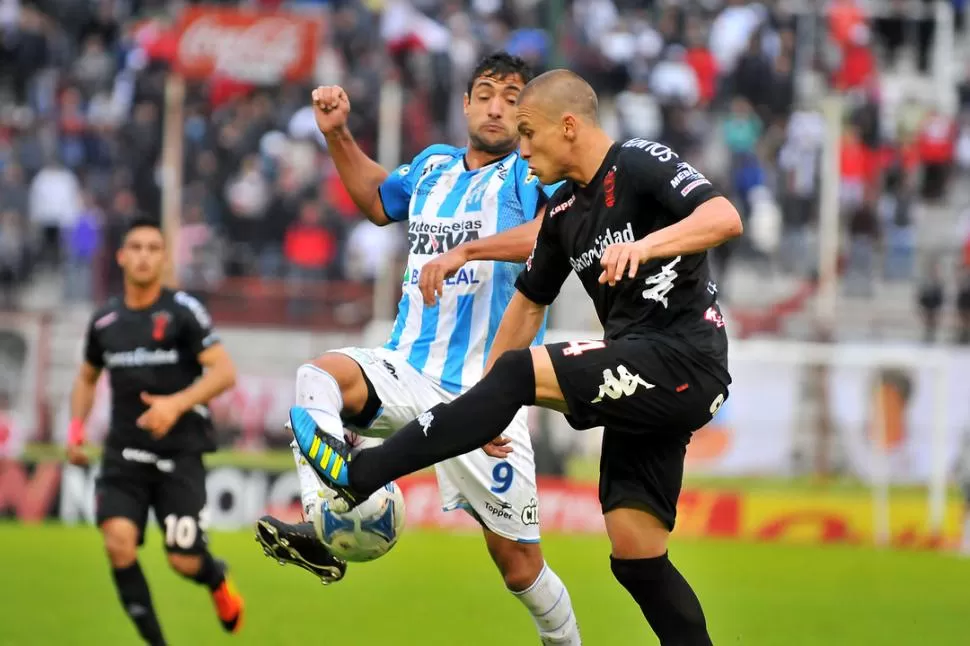 PIERNA FUERTE. Sotelo, que luego le haría penal a Montiglio, corta el avance de Collavini, que no gravitó. FOTO DE MATíAS GABRIEL NAPOLI ESCALERO (ESPECIAL PARA LA GACETA)