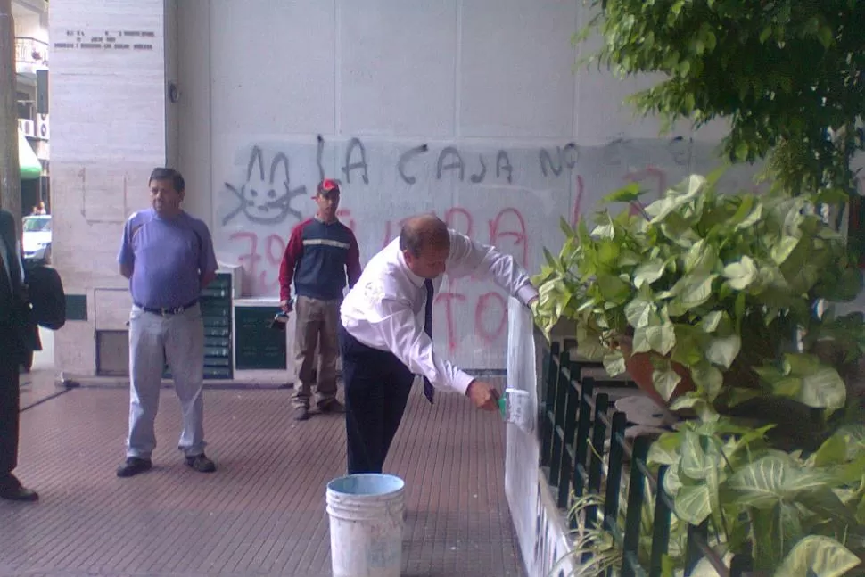 SIN PONERSE COLORADO. Cortalezzi no dudó en salir a la calle con el pincel en la mano. PRENSA LA BANCARIA 