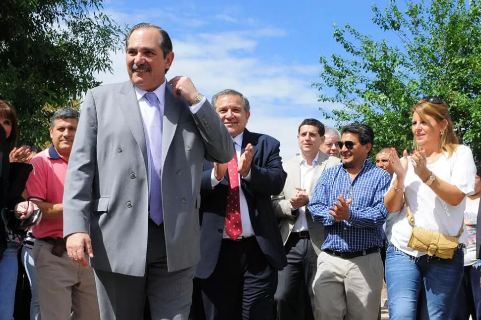 MAS PAVIMENTO. Alperovich estuvo esta mañana en Yerba Buena para inaugurar obras. PRENSA SECRETARIA DE PRENSA Y DIFUSION