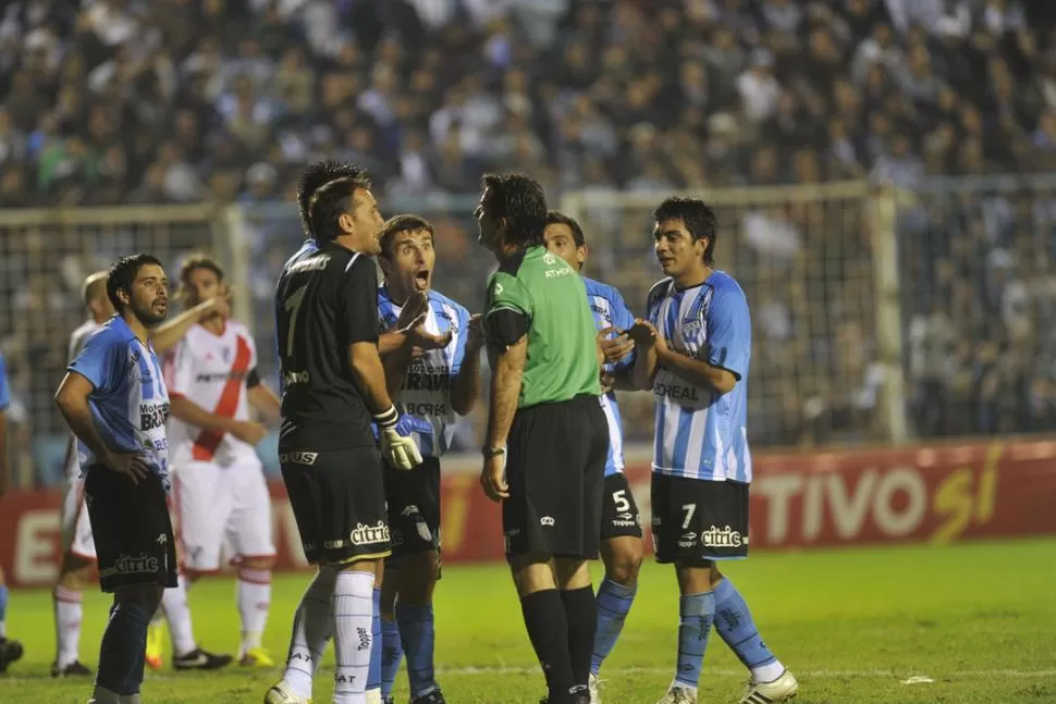 PROTESTA UNÁNIME. Iuvalé, Dei Rossi y Salvatierra discuten con Toia en el partido con River. ARCHIVO LA GACETA / FOTO DE JORGE OLMOS SGROSSO