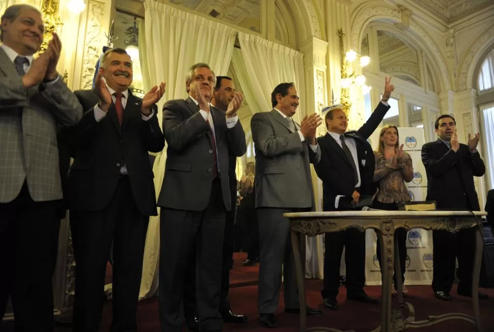 VICTORIA. Armando Cacho Cortalezzi levantó su mano dibujando la V peronista en un Salón Blanco repleto de militantes y punteros oficialistas. LA GACETA / FOTO DE JORGE OLMOS SGROSSO