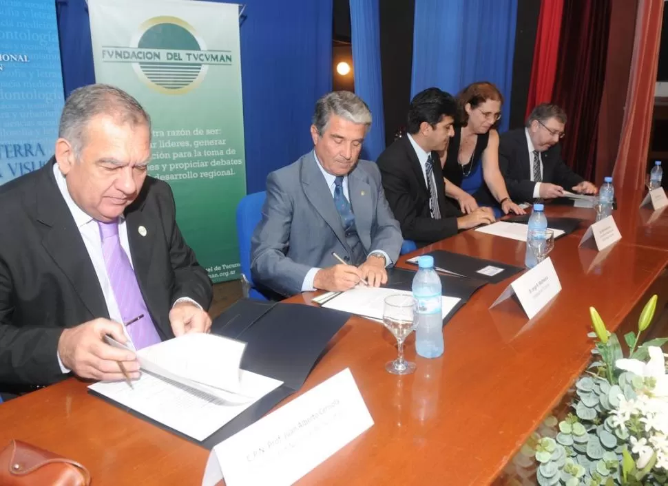 EL COMPROMISO. Juan Cerisola, Jorge Malmierca, Walter Soria y Luis Alcaide firman el acta que da creación al foro. LA GACETA / FOTO DE ANTONIO FERRONI 