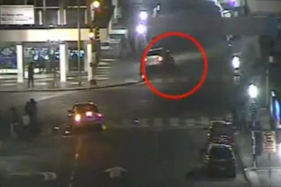 Un auto con gente en el baúl chocó en pleno centro