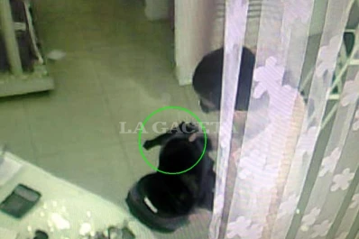 Encañonó a una empleada y asaltó un local de ropa en Barrio Norte