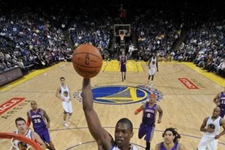 DE ATRAS. Luifa mira cómo Harrison Barnes la entierra después de un rápido ataque de los californianos. FOTO TOMADA DE NBA.COM