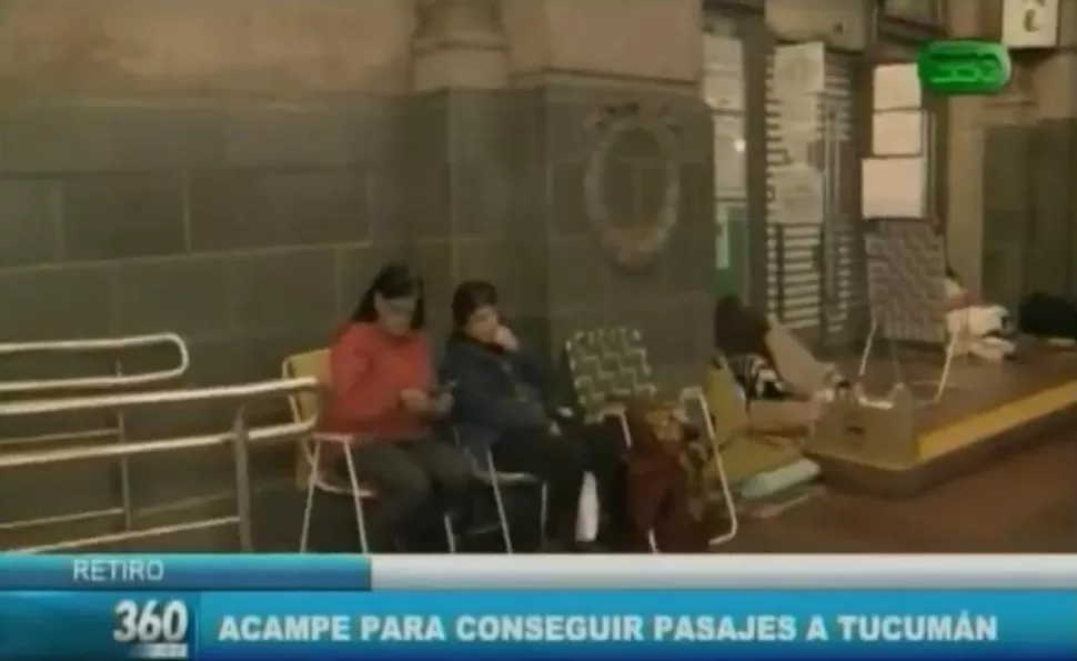 AMARGA ESPERA. Los pasajeros pasan horas en la Estación por un boleto. CAPTURA DE VIDEO